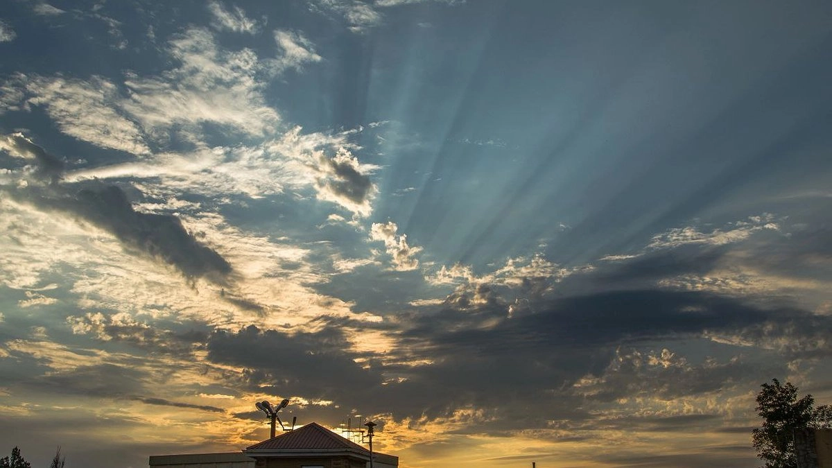 Главная картинка новости: На Черноморском побережье выходные начнутся с дождя и грозы