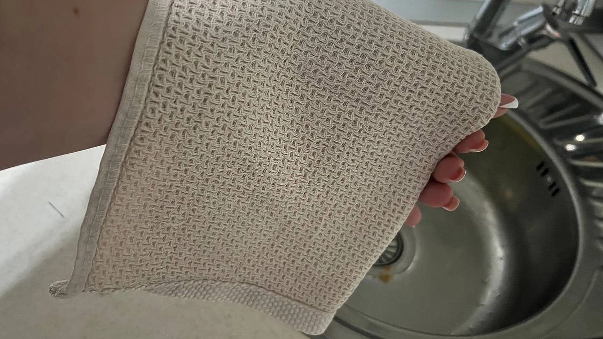 Натираем кухонные полотенца таким средством — и даже серая тряпка превратится в белоснежное облако: пятна исчезнут без следа