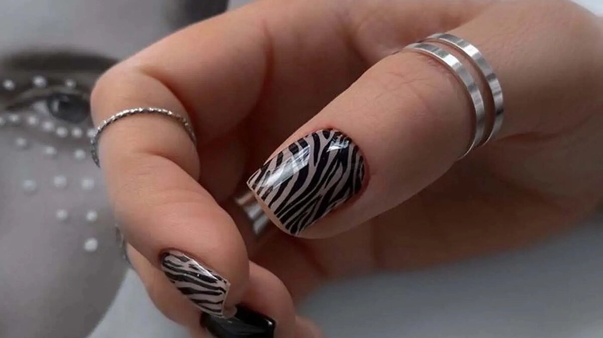 Маникюр с анималистичным принтом — главный тренд зимы нового года