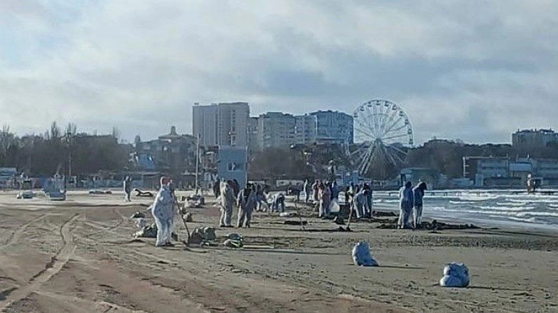 В Анапе продолжается борьба с последствиями разлива мазута, но бюрократия мешает эффективным действиям