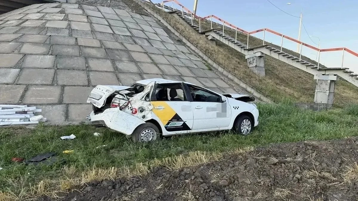 Смертельное ДТП на трассе «Кавказ»: водитель такси погиб после опрокидывания