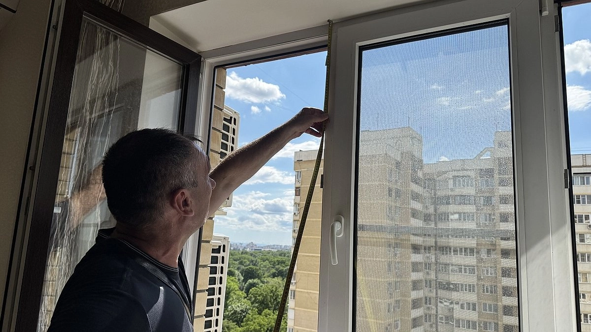 В краснодарской многоэтажке, пострадавшей от атаки БПЛА, замеряют окна: жильцы ждут замены