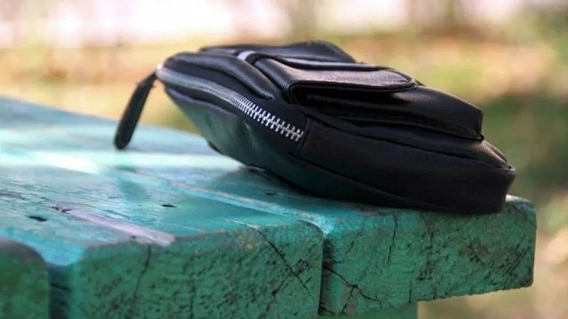 Новороссийский мужчина украл барсетку, оставленную на лавочке: теперь ему грозит уголовная ответственность