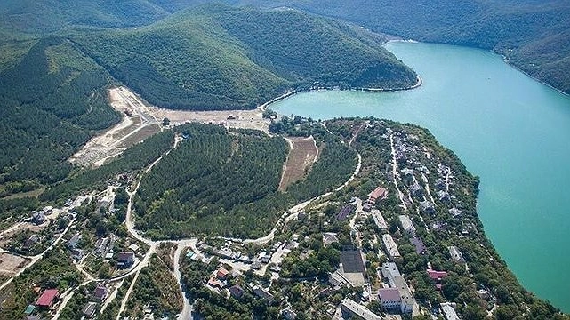 С каждым годом Абрау-Дюрсо покоряет своей красотой все больше людей