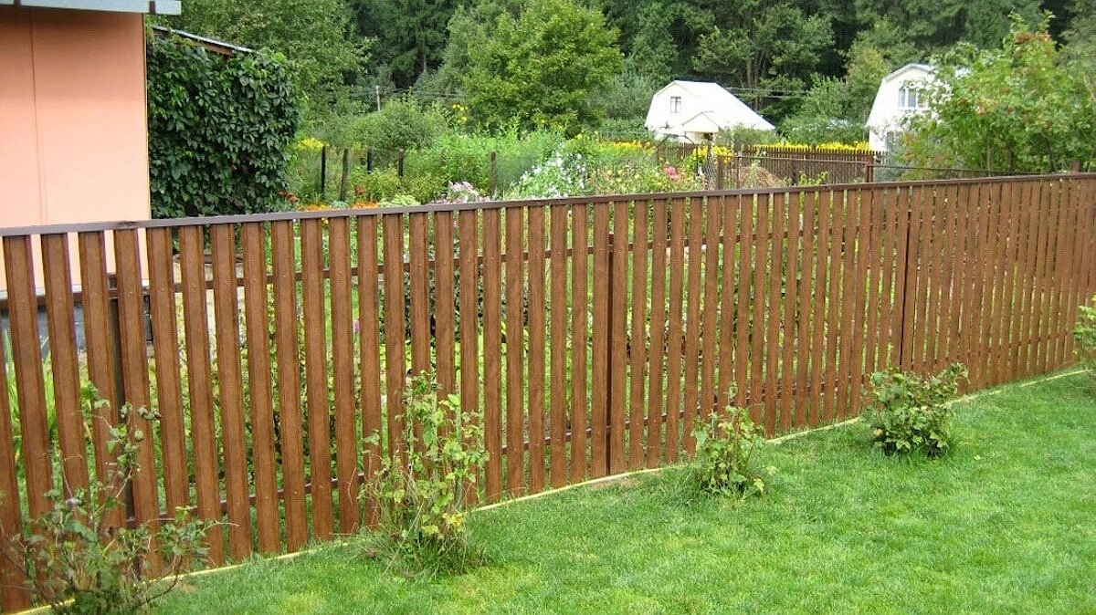 Сосед сдвинул забор на метр, "подарив" мне кусок территории: но весной я раскусил его хитрость - теперь не знаю, как выйти из ситуации