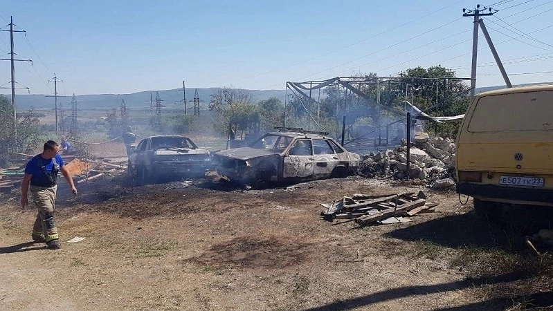 Главная картинка новости: На прошлой неделе под Новороссийском сгорели два автомобиля и сухая трава