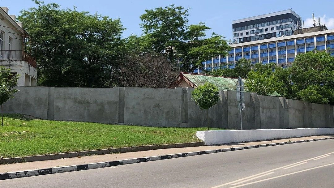 Футбольное граффити на набережной Новороссийска заменят исторической картиной