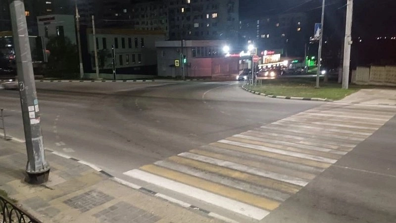 Главная картинка новости: В Новороссийске водитель сбил ребенка, переходившего дорогу на зеленый свет, и скрылся