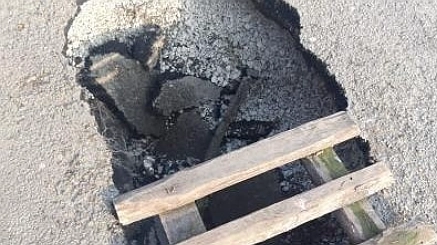 Главная картинка новости: В Новороссийске обещают заделать яму, в которую проваливаются люди