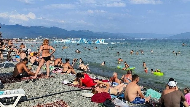 Главная картинка новости: Пляжи Черноморского побережья переполнены туристами