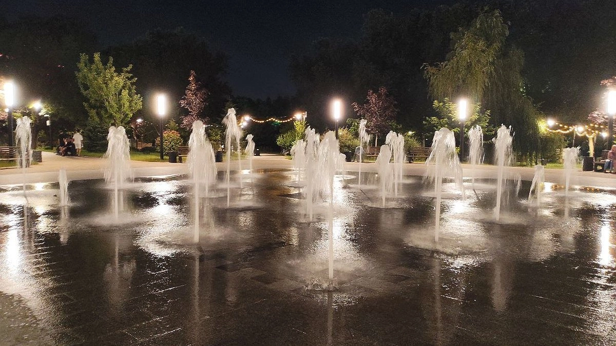 Фонтан в центре сквера Чайковского заработал