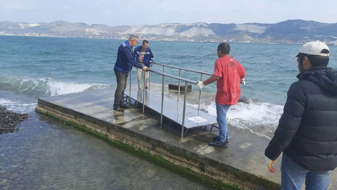 На пляже Новороссийска завершилось благоустройство зоны для инвалидов