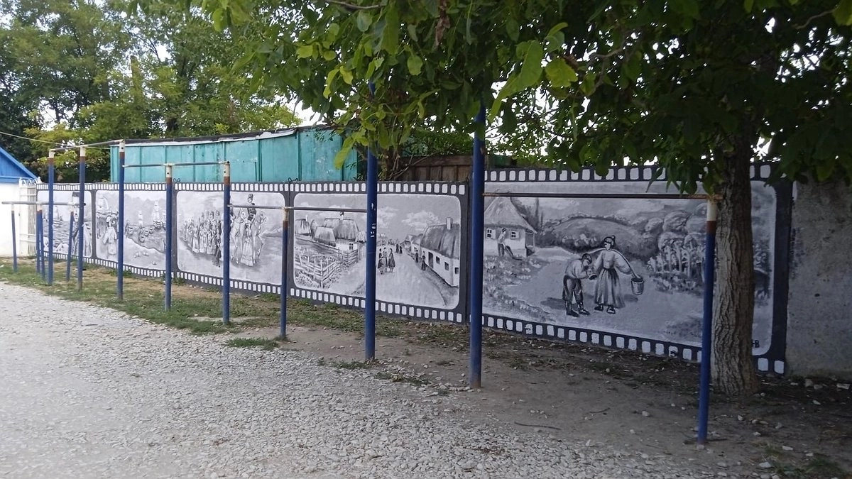В пригороде Новороссийска появилось историческое граффити-кинопленка