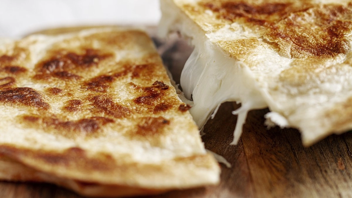 Мексиканская лепёшка с сыром внутри — это единственный случай, когда расплавленный жир можно назвать гастрономическим искусством.