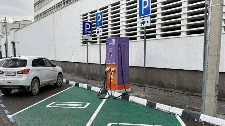 Как владельцу электромобиля в Новороссийске бесплатно парковаться и где находятся зарядные станции — полный список