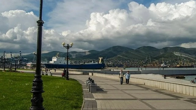 На набережной Новороссийска появятся скамейки, кашпо и камни