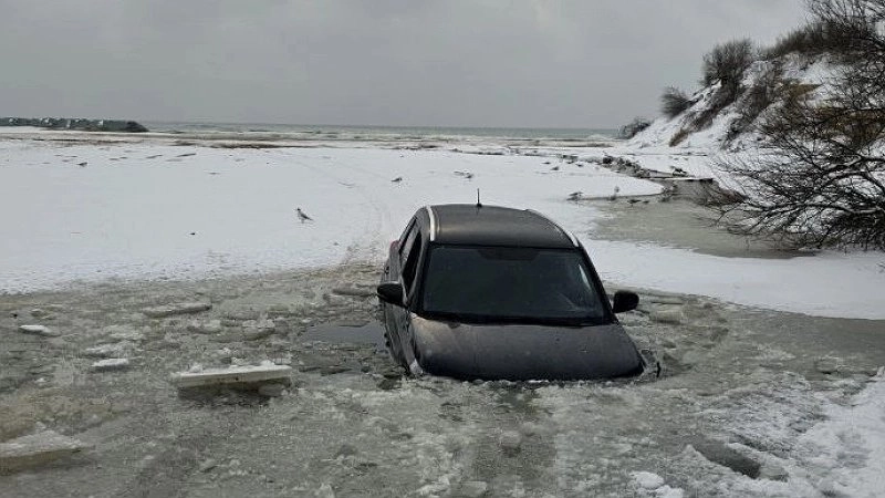 Инцидент в Анапе: автомобиль провалился под лед, блогер снял всё на видео