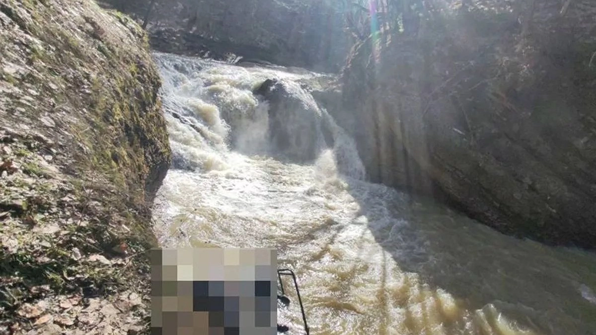 В Адыгее внедорожник рухнул в реку с обрыва: погибли 38-летний водитель и 17-летняя девушка