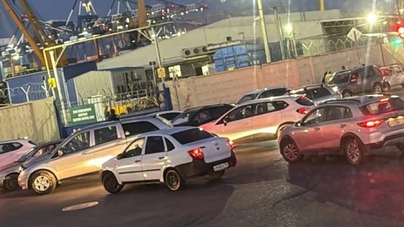 Главная картинка новости: Автомобилисты Новороссийска в панике: что будет с пробками после запрета фур