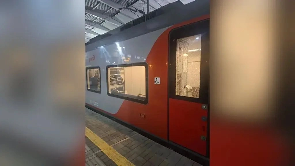 В Сочи 11-летний мальчик выстрелил из рогатки и разбил стекло в «Ласточке»