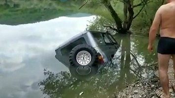 В Неберджаевское водохранилище угодил джип. Видео