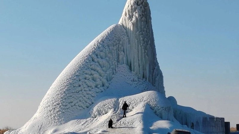 Жители соседних городов устремились в Азовский район, чтобы увидеть ледяную гору