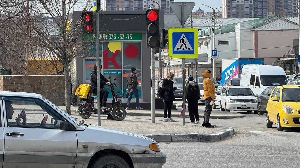 Главная картинка новости: В Госдуме предложили ограничить наценки такси в непогоду и зафиксировать тарифы до соцобъектов