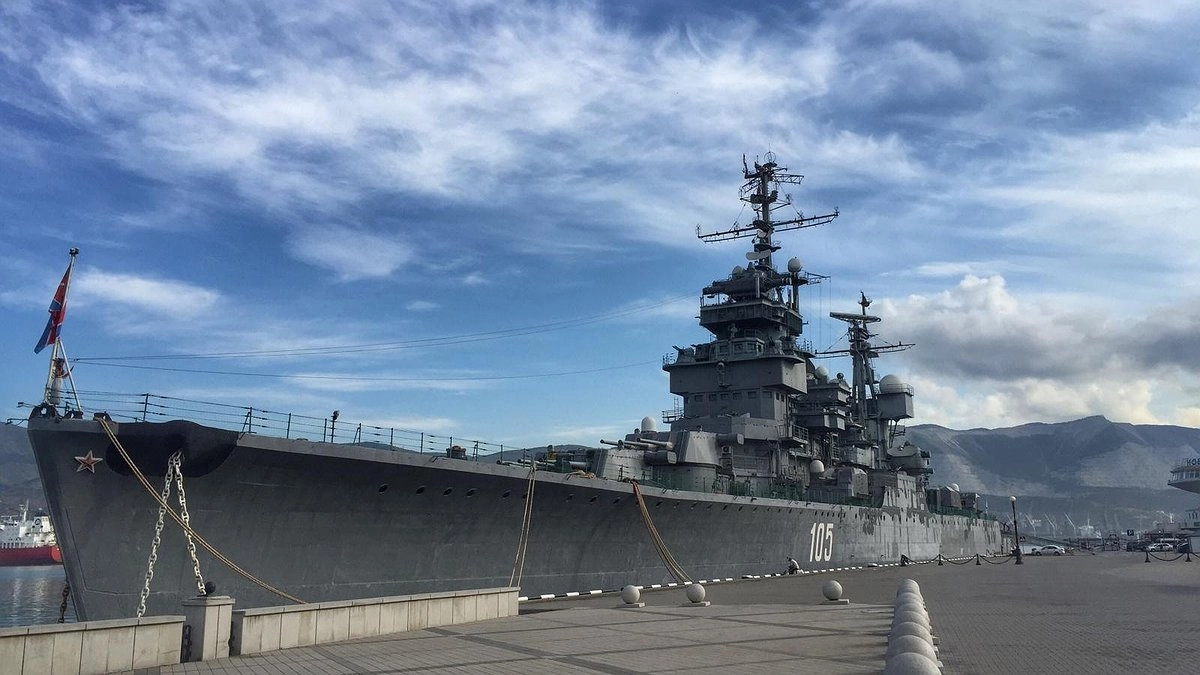 Главная картинка новости: В День ВМФ жители и гости Новороссийска смогут попасть на бесплатную экскурсию на корабль «Михаил Кутузов». 0+