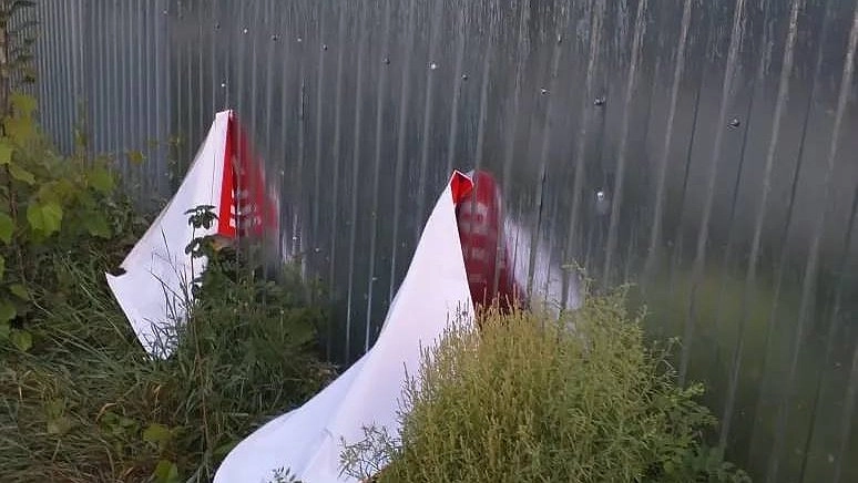 Главная картинка новости: "Ежи" на дороге и плакаты. Новороссийцы продолжают борьбу с мусоровозами на улице Нины Марухно