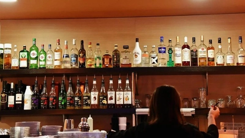 Кафе на пляже Новороссийска торговало вином и коньяком кустарного производства