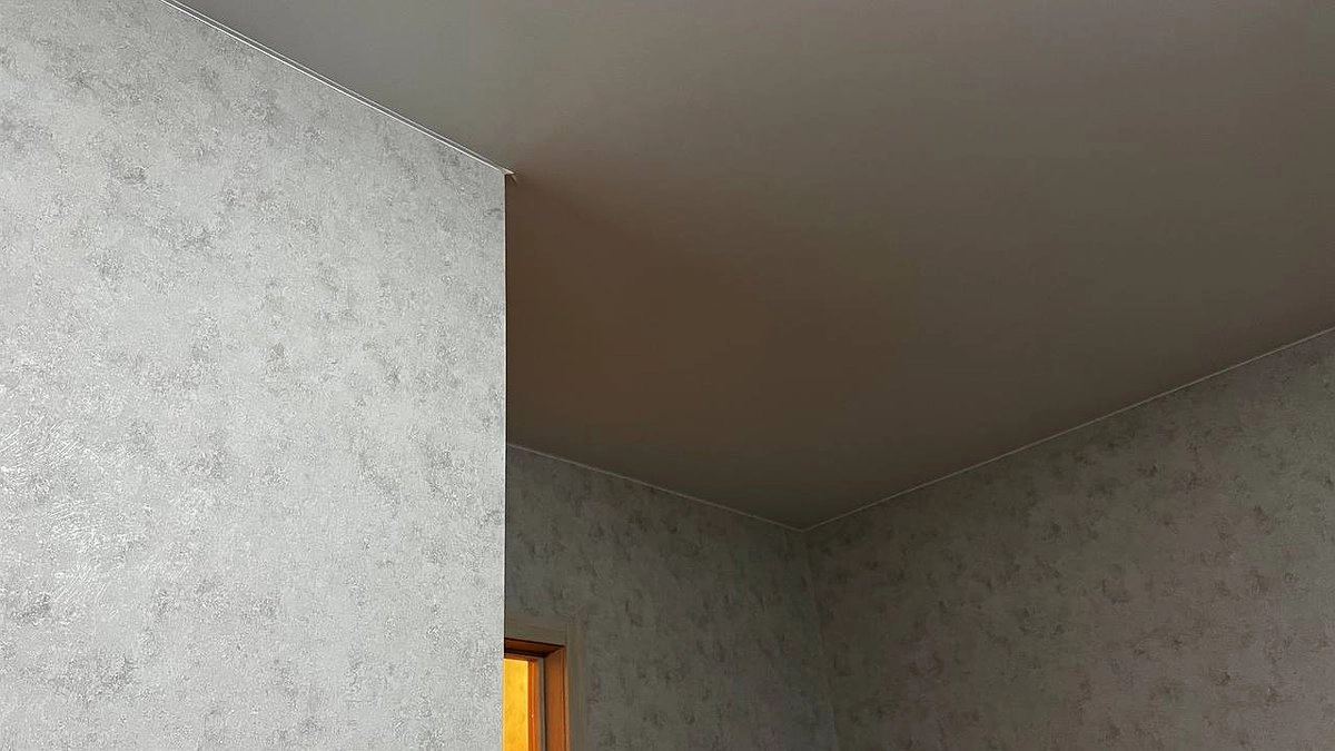 Весной  вводят запрет на установку натяжных потолков: их придется убрать