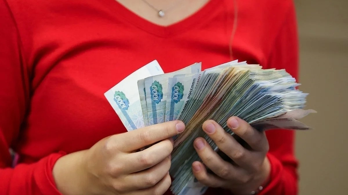 Где платят больше 200 тысяч: Росстат назвал самые высокооплачиваемые отрасли