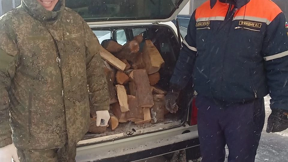 Спасатели Новороссийска привезли дрова семье, которая замерзала от холода