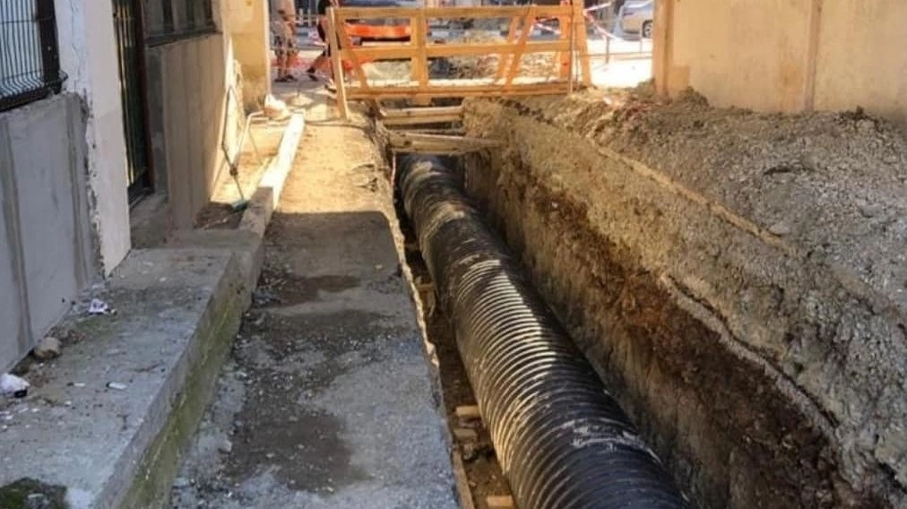 Новороссийцам придется стоять в пробках на Энгельса до конца недели - для движения открыта только одна полоса