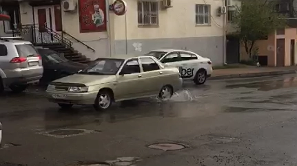 По одной из улиц Новороссийска опять хлещет вода