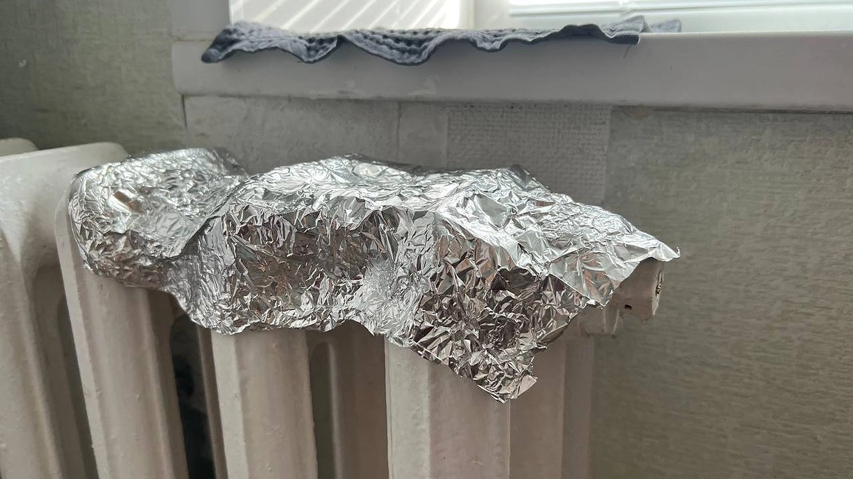 Главная картинка новости: Фольга за батареей поднимает температуру в комнате на 3°C: проверенный способ согреться в мороз