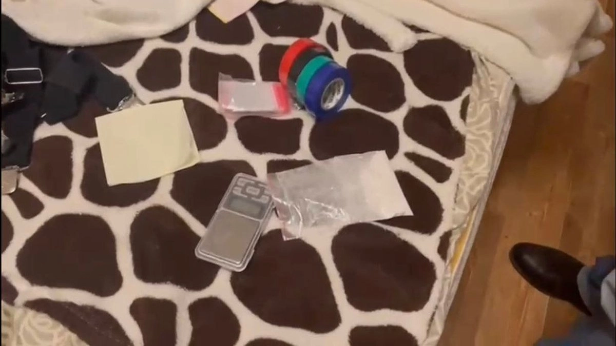 У дома жительницы Новороссийска в палисаднике делали закладки