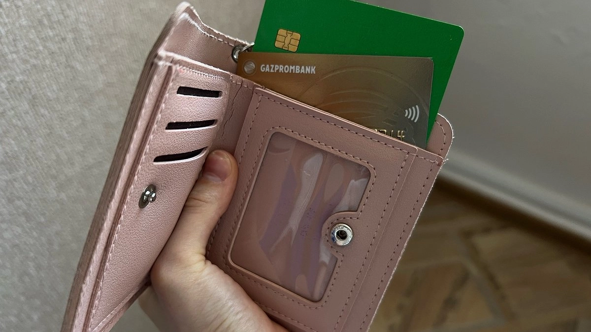 Главная картинка новости: С августа запретят передавать банковскую карту: штрафы и блокировка счета для нарушителей