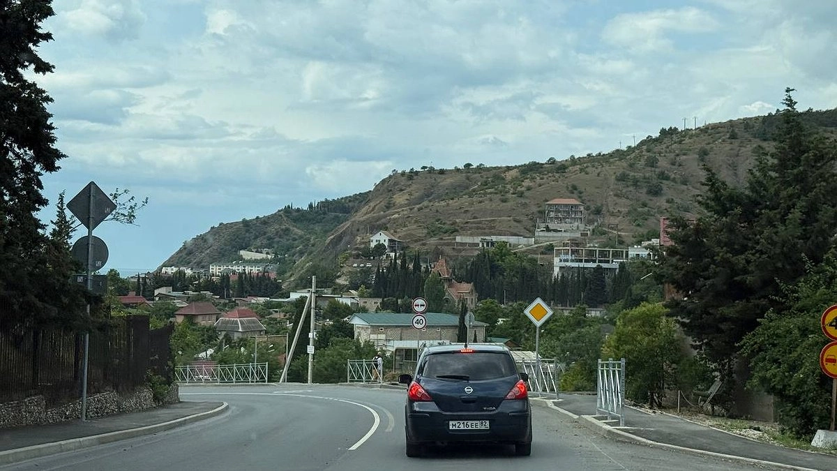 Главная картинка новости: Для чего нужен датчик солнечного света на панели приборов и почему его нельзя загораживать