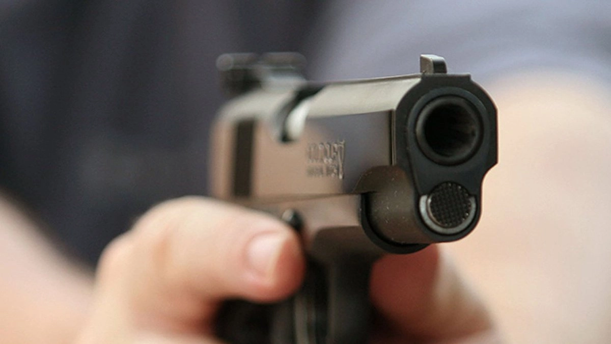 Главная картинка новости: Молодой новороссиец устроил стрельбу из пневматики в центре города: что произошло на Московской