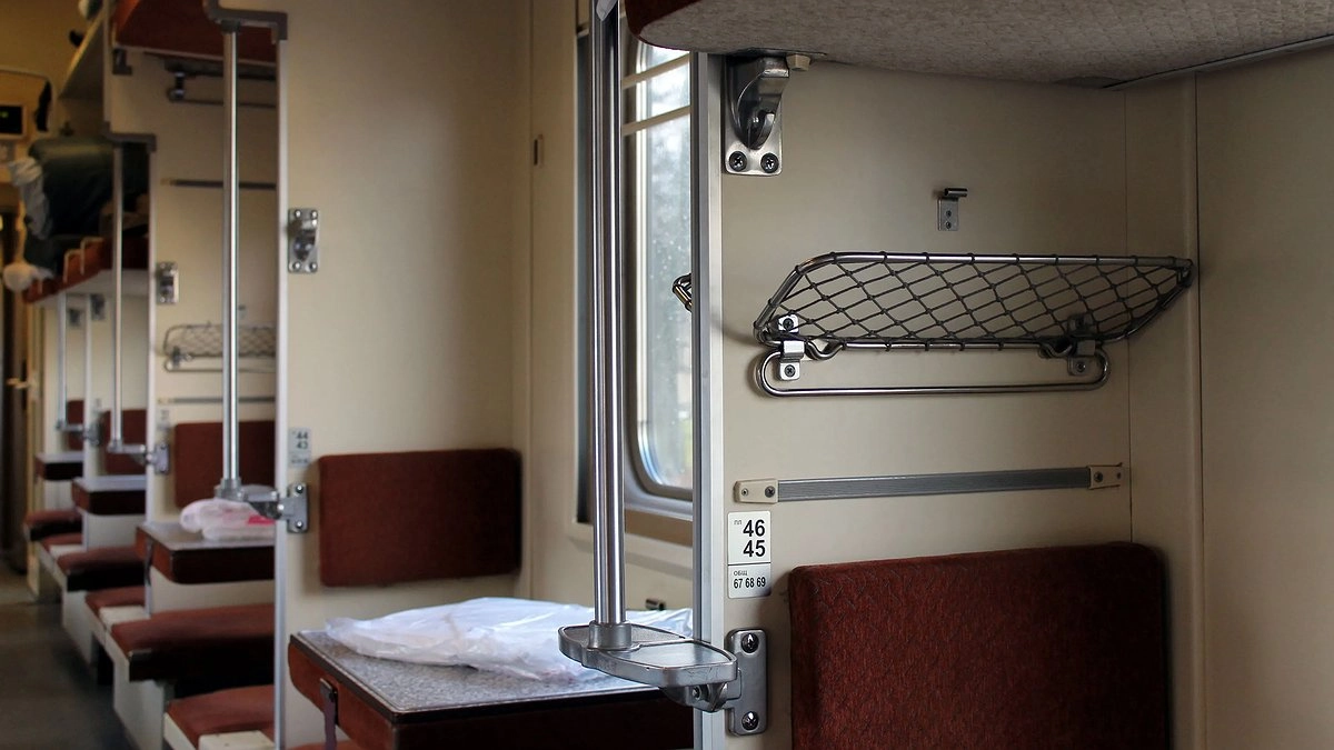 Сосед просит нижнюю полку в поезде: как ответить вежливо и не остаться в дураках