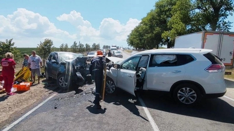 Главная картинка новости: Страшное ДТП 3 августа: 6 человек пострадали под Новороссийском