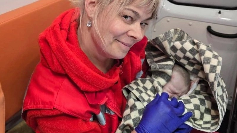 Роды на трассе: в Новороссийске медики «скорой помощи» помогли женщине стать матерью прямо на дороге