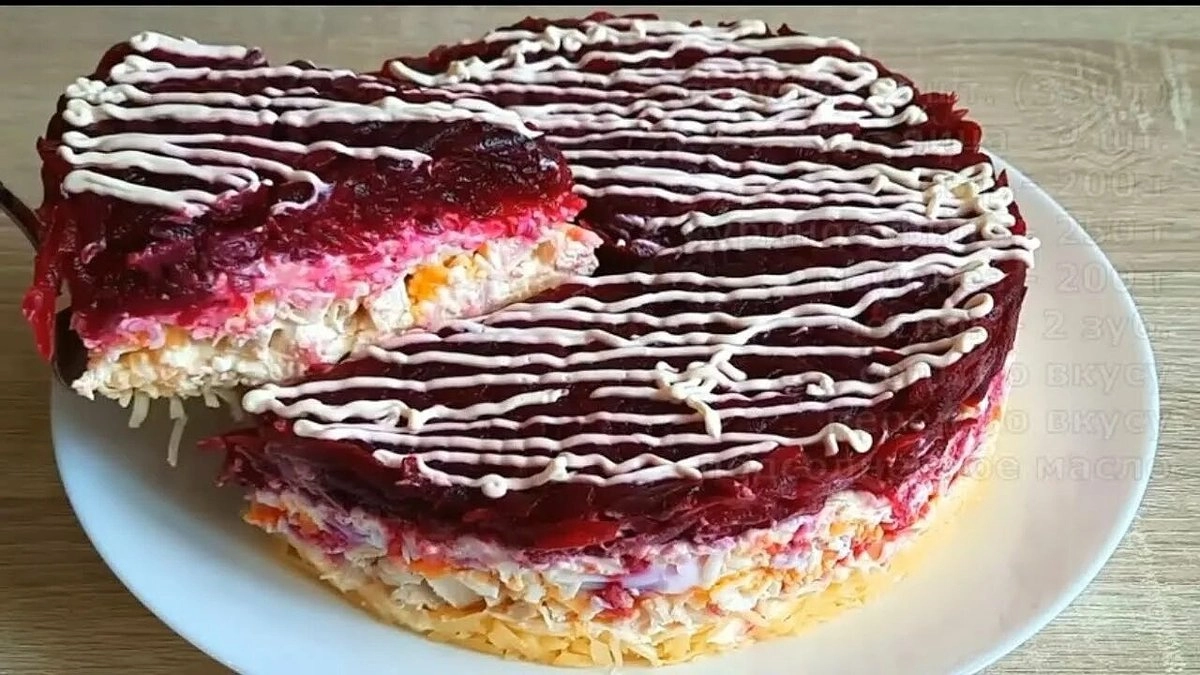 «Свежая шуба»: лёгкий слоёный салат с курицей