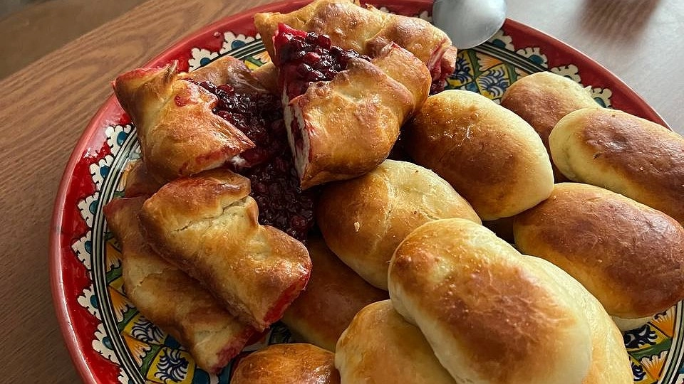 Секретная кефирная ночь: эти пирожки с абрикосом не черствеют даже через сутки — вот в чем подвох