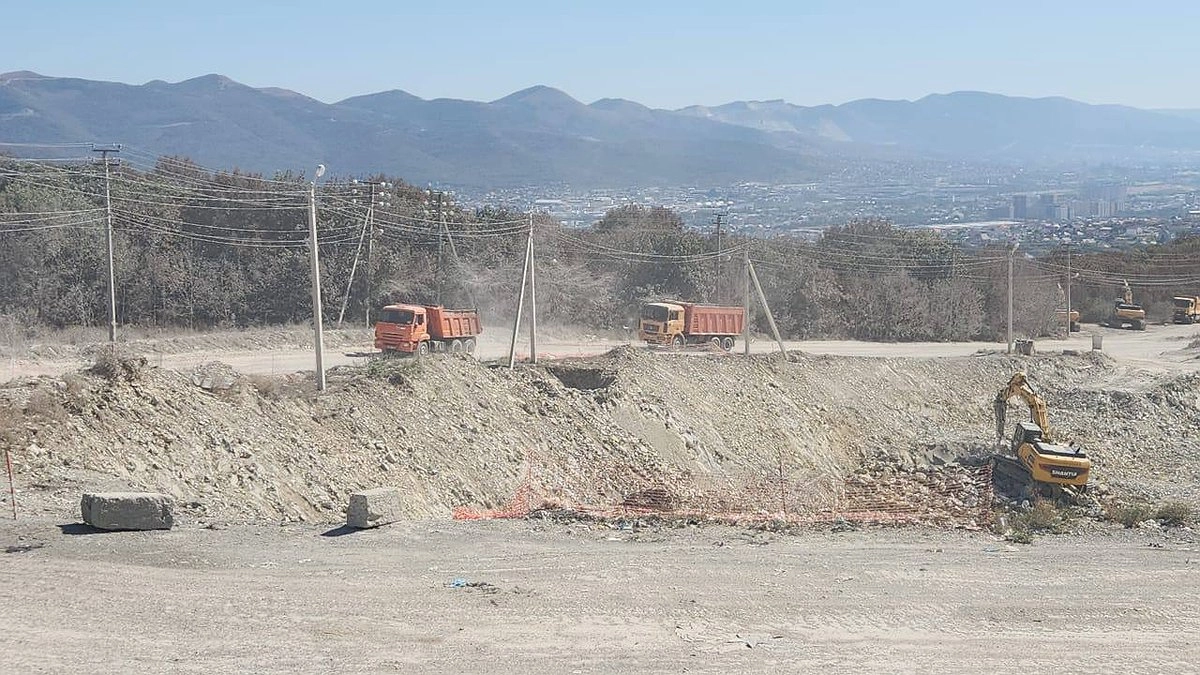 Главная картинка новости: В Новороссийске почти потушили пожар на свалке: площадь сократилась в девять раз