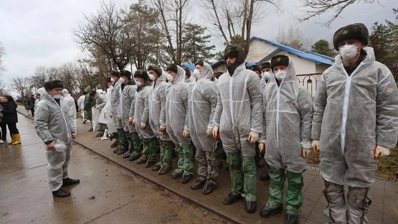 Десантники и волонтеры помогают в уборке загрязненного побережья Черного моря