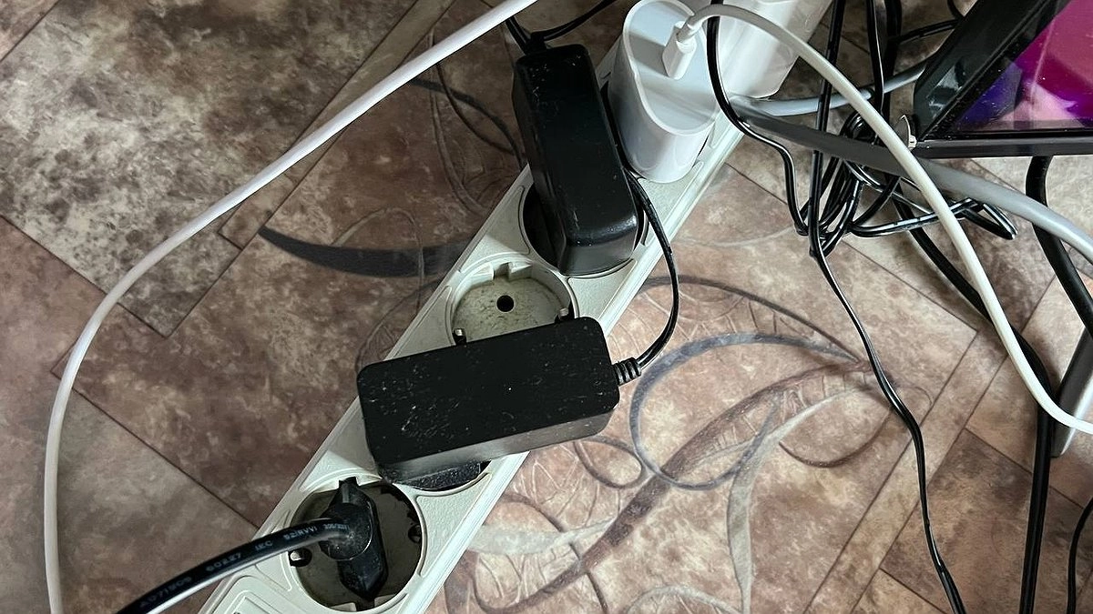 Опасность в каждой розетке: какие приборы нельзя выключать, чтобы не спалить дом