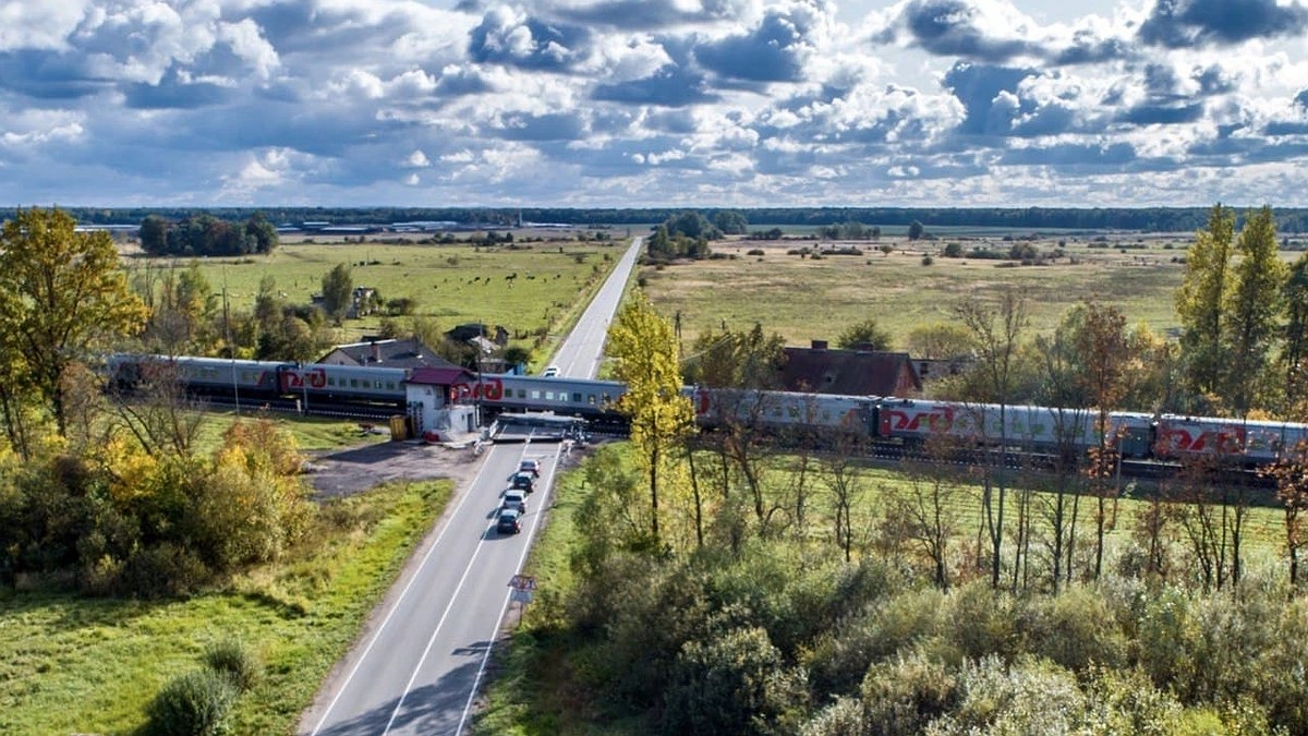 Главная картинка новости: Под Новороссийском на день перекроют движение через железнодорожный переезд