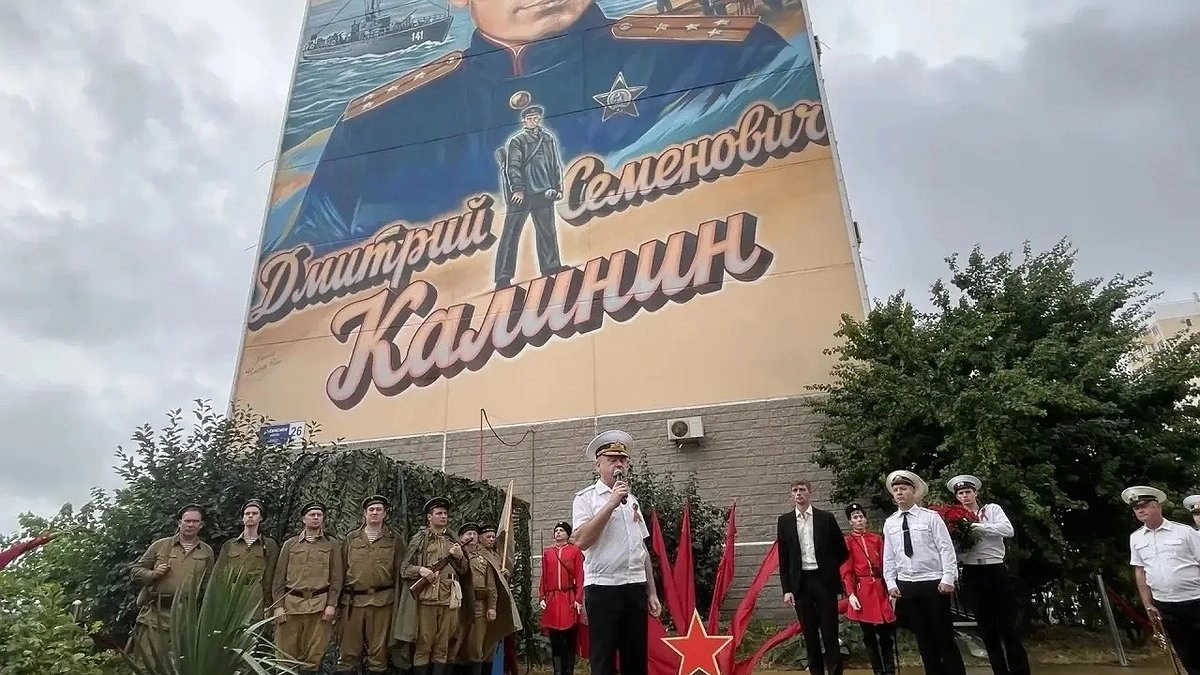 Новая традиция Анапы: мурал в честь героя-разведчика открыли в День ВМФ